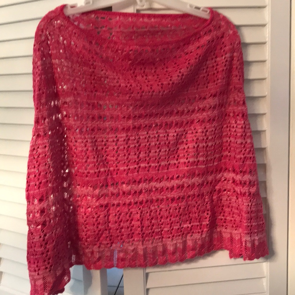 Poncho with knitted look.